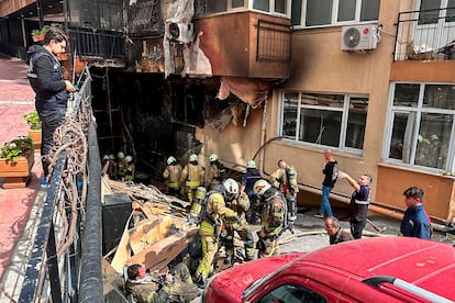 Bomberos trabajan este martes en el incendio que asoló la discoteca Masquerade de Estambul.