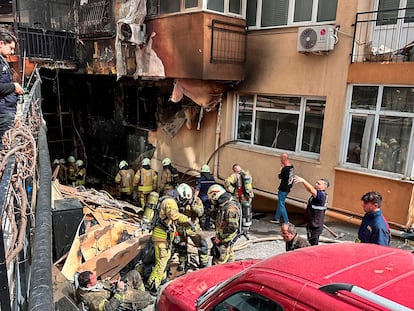 Bomberos trabajan este martes en el incendio que asoló la discoteca Masquerade de Estambul.