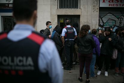 Un grupo de vecinos intenta evitar un desahucio en la Rambla del Raval, Barcelona, el pasado 27 de noviembre.