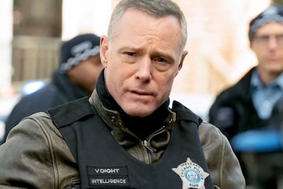 Hank Voight (Jason Beghe), en uno de esos momentos que sustituye una contestación verbal por una mirada helada.