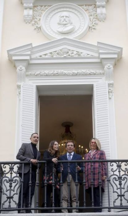 De izquierda a derecha, el director de escena Luis Luque, la concejala Andrea Levy, el alcalde José Luis Martínez-Almeida y Natalia Menéndez, en la presentación de esta última como nueva directora del Teatro Español y las Naves Matadero de Madrid.