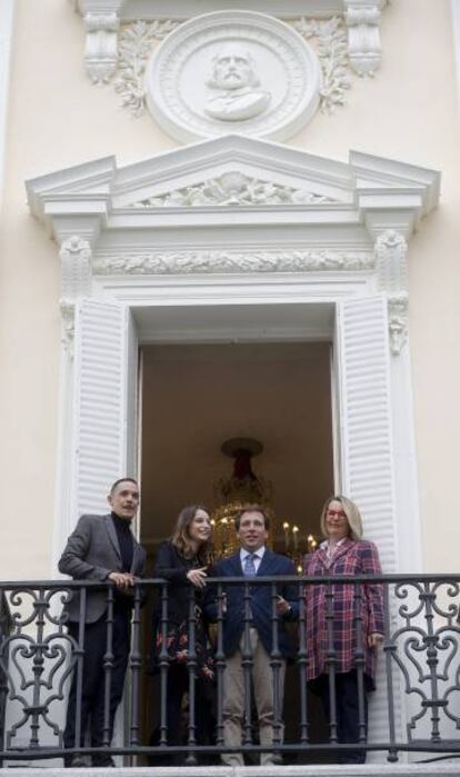 De izquierda a derecha, el director de escena Luis Luque, la concejala Andrea Levy, el alcalde José Luis Martínez-Almeida y Natalia Menéndez, en la presentación de esta última como nueva directora del Teatro Español y las Naves Matadero de Madrid.