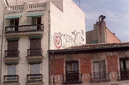 Grafito en un vano situado a cinco alturas en una casa de la la glorieta de Atocha.
