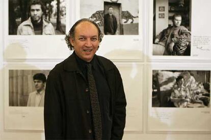 El fotógrafo Jorge Mario Múnera posa durante la inauguración de su exposición "40 escritores colombianos"