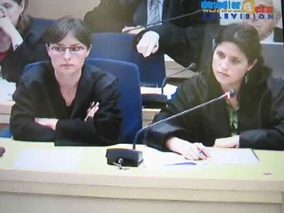 Las abogadas Paula García Pedraza y Amanda Meyer, de la Asociación 11-M Afectados por el Terrorismo, escuchan los testimonios.