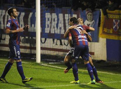 Los jugadores del Eibar celebran uno de sus tantos.