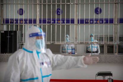 Varios policías en la recepeción del centro de detención de Dabancheng, en Xinjiang, en abril.