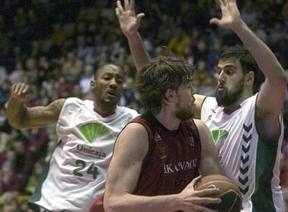 Marc Gasol trata de burlar la defensa del jugador del Unicaja Germán Gabriel