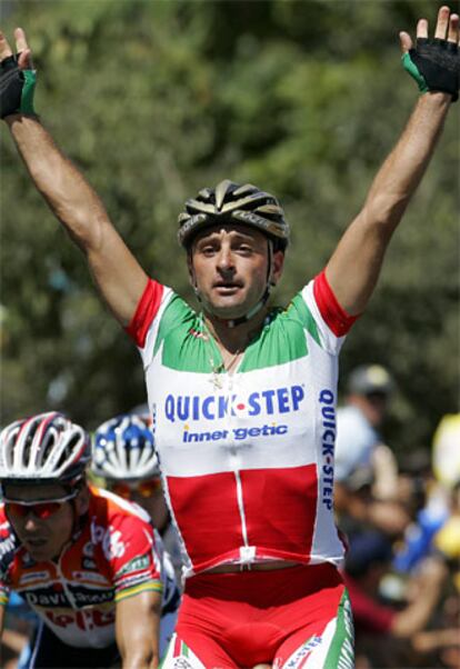 El ciclista italiano Paolo Bettini celebra su victoria en la segunda etapa de la Vuelta a España 2006.