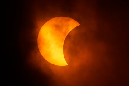 Un momento del eclipse, visto desde Texas.