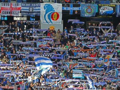 L'afició de l'Espanyol, en un partit a Cornellà-el Prat