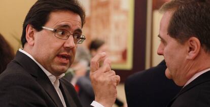 El nuevo presidente de la Asociación de Líneas Aéreas (ALA), Javier Gándara, con el presidente de Aena, José Manuel Vargas, en imagen de archivo.