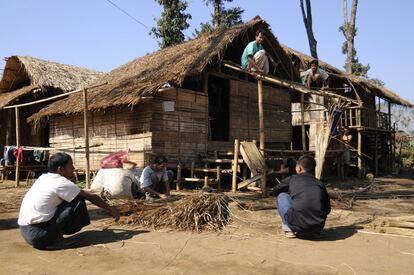 Refugiados de Myamar se construyen una vivienda en el campo de Nu Po, en la frontera con Tailandia en 2009. La técnica de construcción utilizada se basa en métodos tradicionales, por lo que es más fácil para los beneficiarios de mantener y reparar sus casas. Con este campo se crearon oportunidades de subsistencia para la población, que trabaja en la fabricación de las esteras de bambú para las paredes y los suelos.