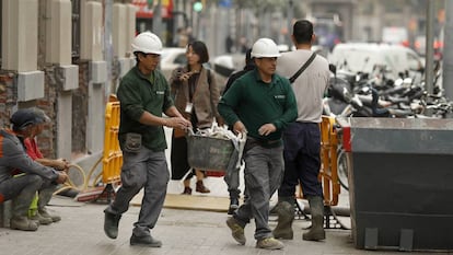 Unos obreros trabajando en calle Pelai en Barcelona.