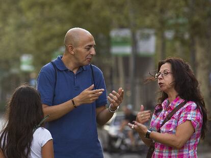 Gonzalo Bañález conversa con Amanda Rodríguez, junto a la hija de esta.