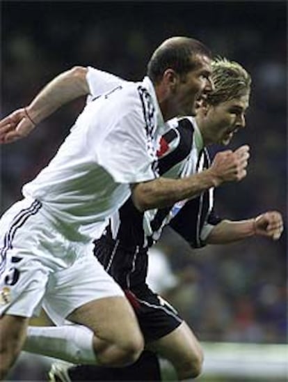 Zidane y Nedved durante luchan durante el partido.