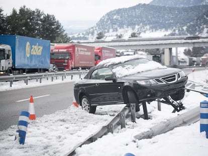 El temporal de nieve colapsó ayer las carreteras catalanas.