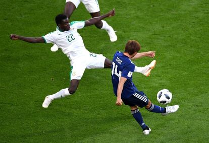 Takashi Inui, de Japón, marca el gol del empate frente a Senegal.