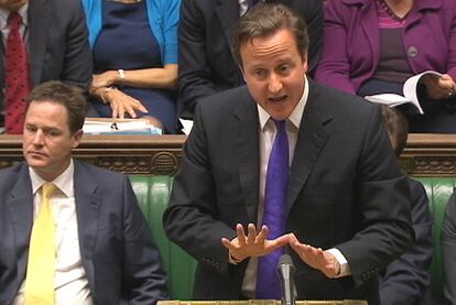 El primer ministro David Cameron, ayer durante su comparecencia en el Parlamento. A la izquierda, el viceprimer ministro, Nick Clegg.