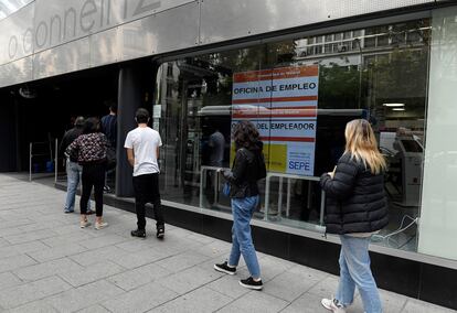 Varias personas esperan su turno para acceder a una oficina del SEPE en Madrid.