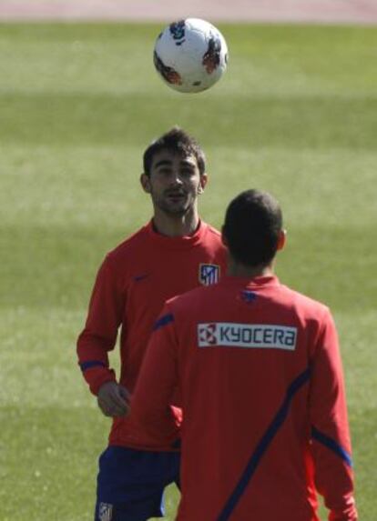 Adrián López golpea de cabeza la pelota durante el entrenamiento del equipo