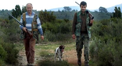 Dos cazadores y su perro en los campos de Culla (Castell&oacute;n) en una imagen de archivo.