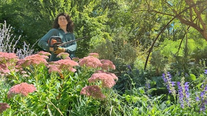 Yolanda Fernández rodeada de las plantas que cuida.