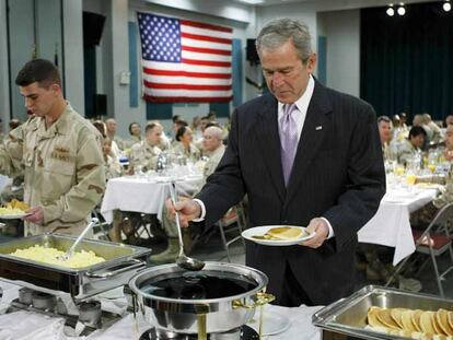 El presidente de Estados Unidos, George W. Bush, se sirve comida durante el desayuno de ayer en un cuartel estadounidense en Manama, en Bahrein.