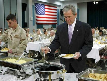 El presidente de Estados Unidos, George W. Bush, se sirve comida durante el desayuno de ayer en un cuartel estadounidense en Manama, en Bahrein.