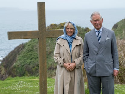 Carlos y Camila en una visita a la comunidad de Corrymeela Ballycastle el 22 de mayo de 2015 en Antrim, Irlanda del Norte.