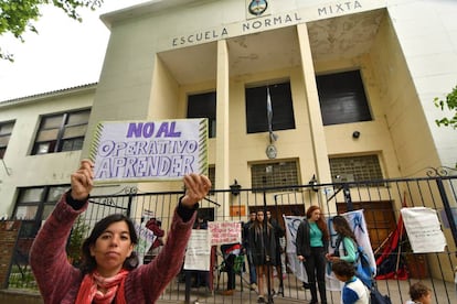 Protesta en una secundaria pública de Buenos Aires contra la evaluación educativa del gobierno.