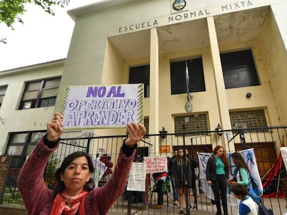 Protesta en una secundaria pública de Buenos Aires contra la evaluación educativa del gobierno.