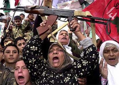 Una mujer palestina esgrime un rifle durante una manifestación contra un acuerdo de paz con Israel ayer en Sidón.