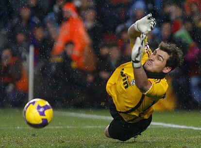 Casillas detiene el penalti de Eto&#39;o