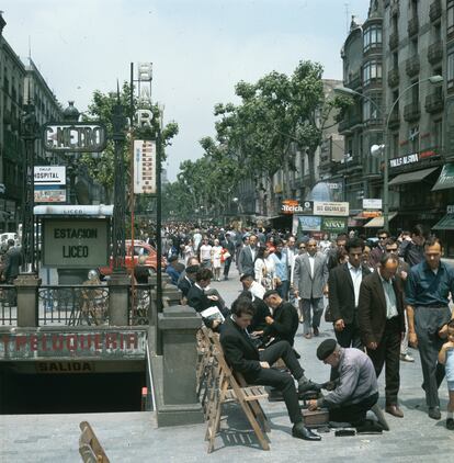 Estampa típica de las Ramblas de Barcelona en la década de los sesenta.