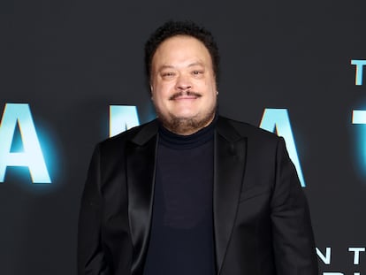 Adrián Martínez en la alfombra roja del estreno de 'The Amateur', en 2 de abril de 2025 en Nueva York.