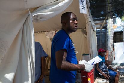 El doctor James Laguerre, especialista en epidemiología, trabaja en el Centro de Tratamiento del Cólera de Médicos sin Fronteras desde 2010. Cuatro años después de la aparición del cólera, el sistema de salud de Haití todavía se enfrenta a la escasez de financiación, de recursos humanos y de medicamentos. "A pesar de que existe un Plan Nacional para la Erradicación del Cólera, los enfermos acuden a nosotros en estado crítico, ya que no hay ningún centro que se haga cargo de los casos urgentes", se lamenta Oliver Schulz, coordinador general de MSF en Haití.