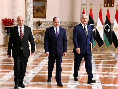 El presidente de Egipto, Abdelfatá Al Sisi, (en el centro), y el comandante Jalifa Hafter, (a la derecha), el pasado 6 de junio, en El Cairo.