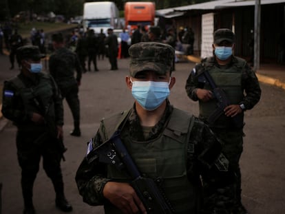 Fuerzas militares custodian el material electoral que será utilizado durante la jornada.