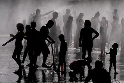 La llegada de la primera ola de calor del verano ha puesto en alerta a varias comunidades. Una de ellas es Madrid, donde numerosas personas abarrotaron el domingo las fuentes de Madrid Río, reabiertas al baño tras dos años de cierre por la covid.