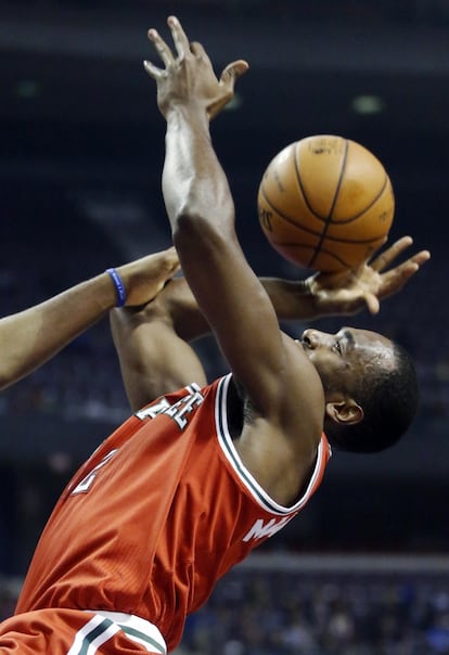 Luc Mbah, de los Bucks, trata de lanzar de forma acrobática.