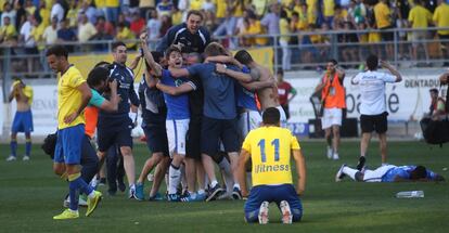 Los jugadores del Oviedo celebran el ascenso.