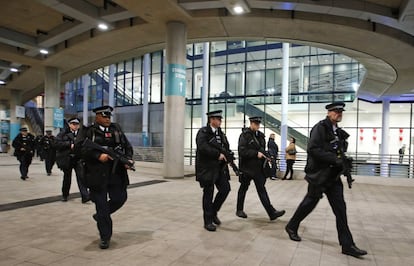 Policías armados en la entrada de Wembley para el amistoso Inglaterra-Francia