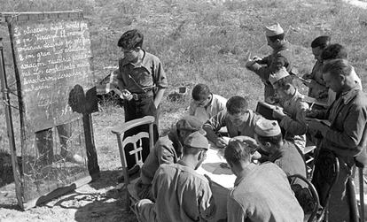 Madrid, junio 1937. Clase de alfabetización de la 21ª Brigada Mixta.