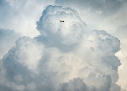 Un avión sobrevuela la región de Hesse, Alemania, el pasado 22 de mayo.