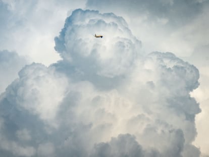 Un avión sobrevuela la región de Hesse, Alemania, el pasado 22 de mayo.