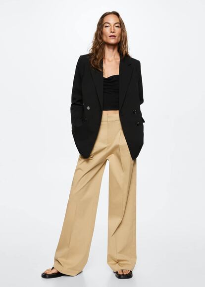 La americana negra es una de las prendas básicas que no pueden faltar en cualquier fondo de armario. Tanto para tus looks de día como de noche, atemporalidad y diseño conviven en esta blazer de Mango que respira pura elegancia. (49,99€).

 