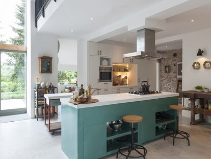 Un sólido aparador —construido para la Escuela Philips de Eindhoven en los años cincuenta— ha sido coronado con una encimera de piedra acrílica Hi-Macs para convertirlo en el banco de trabajo de la cocina de los diseñadores Kiki & Joost. Los taburetes son vintage y el resto de los muebles proviene de antiguas carpinterías.