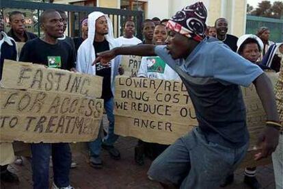 Protesta de enfermos de sida ante la sede de un laboratorio farmacéutico en Johanesburgo (Suráfrica).