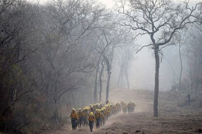 Los bomberos del ejército de Bolivia patrullan un área donde los incendios forestales han destruido hectáreas de bosque en la aldea de Rancho Grande en Robore (Bolivia).